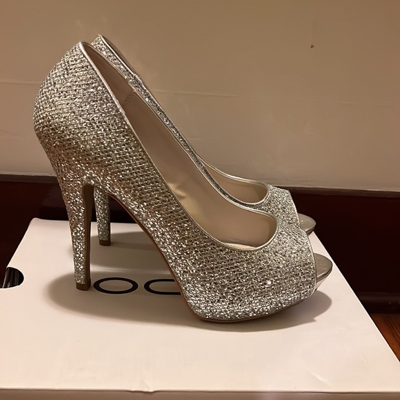 These shoes are perfect for wedding and formals or any special event!!! ❤️ - Picture 2 of 5